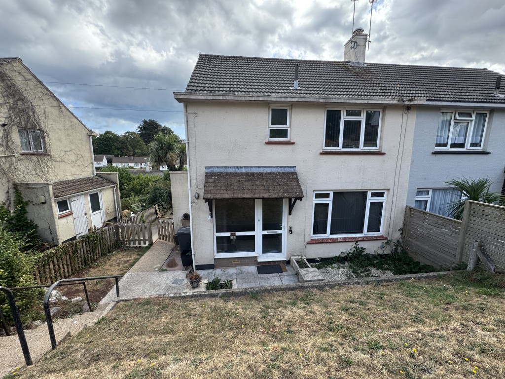 Lot: 105 - SEMI-DETACHED HOUSE FOR IMPROVEMENT IN POPULAR LOCATION - Front of the property